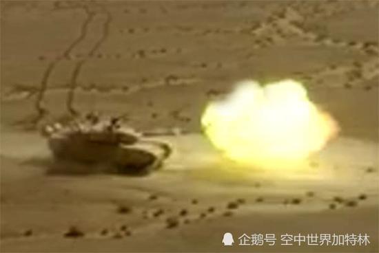 上图中，坦克与122毫米履带式自行榴弹炮配合，构成多层次打击火力。