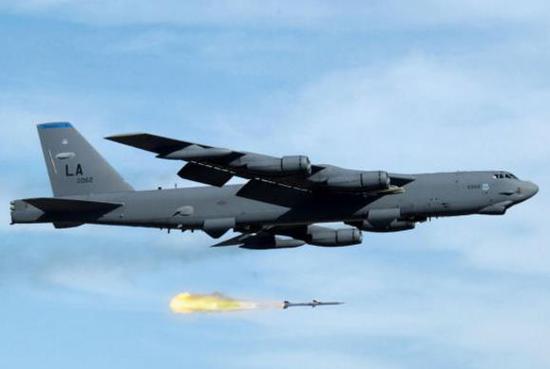 美军b52轰炸机从已服役60多年 为何至今未完全退役