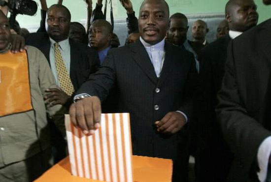 刚果民主共和国与加蓬相毗邻，于12月30日举行了自1960年以来的第一次大选。