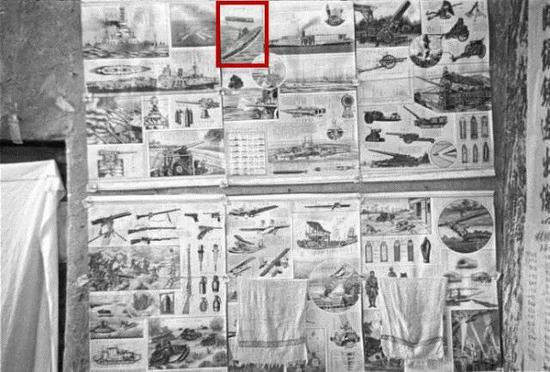 延安窑洞中一副宣传画，画中隐约可见美国列克星敦号航母