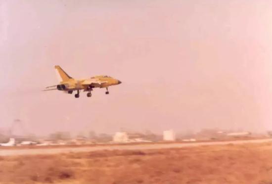 1988年12月14日，作为阎良机场翻修完成前首飞的最后一款机型，歼轰-7开启了603所+172厂首次从运轰机向战术飞机转型的时代。此时垂尾构型与后来的“飞豹”有明显区别