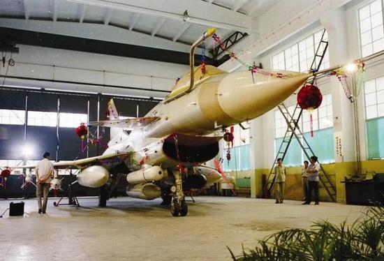 我歼10雷达罩最早是圆形 为何20年后改成f16的椭圆形