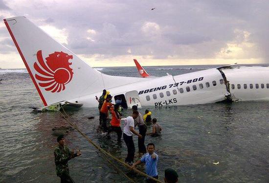 2013年4月13日，狮航波音737-800客机在巴厘岛坠毁（印尼tempo.co网站图）