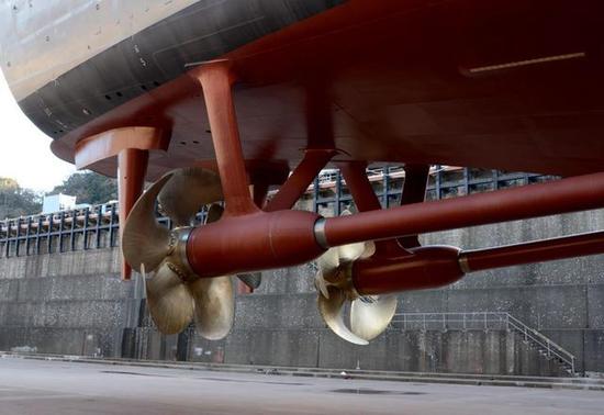 图为阿利伯克级驱逐舰的变距螺旋桨,可见液压变距系统.