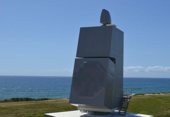 图片：测试中的AMDR，下为S波段阵面，上为SPQ-9B小盾