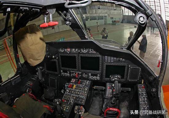 ▲卡-52攻击直升机座舱内部，红色把手就是用来启动弹射座椅的