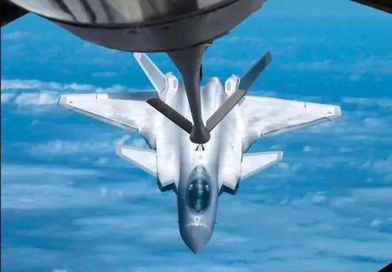 我歼20战机首用伸缩式受油管 但比硬管加油仍有