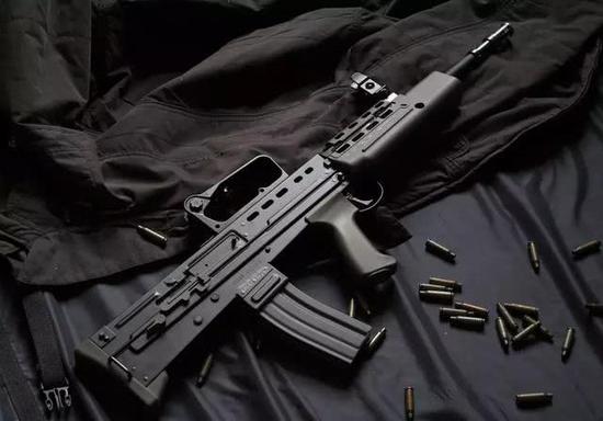 而且英国的制式武器l85无托步枪也常常成为大家调侃的对象,素有"女王