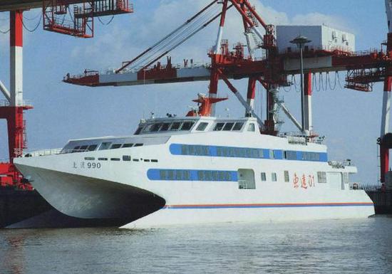 再看看船尾的甲板上有一座折叠吊,因此也可以推断出这艘新型双体船