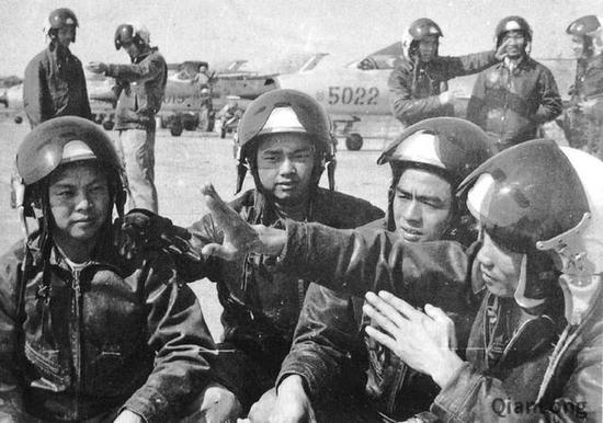 越南战斗机飞行员在交流战斗经验