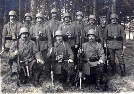 图片:德军步兵人人腰上别着2枚长柄手榴弹.