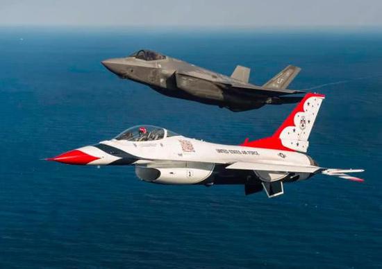美国空军对于战斗机机动性要求很高，但是F35格斗却不如F16，其笨如猪