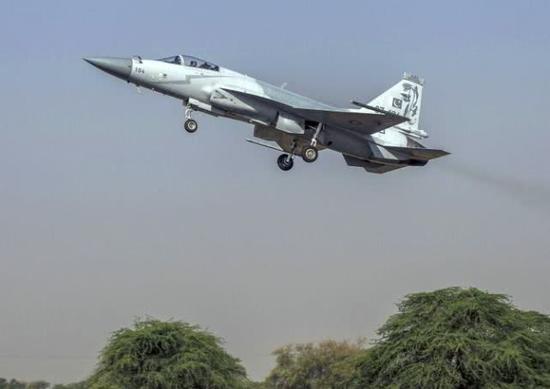 图片：巴基斯坦空军执行国土防空的JF-17“雷电”战斗机。