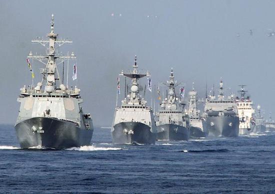 图为韩国海军舰队，称其为"现代-大宇特混舰队"也一点不为过。