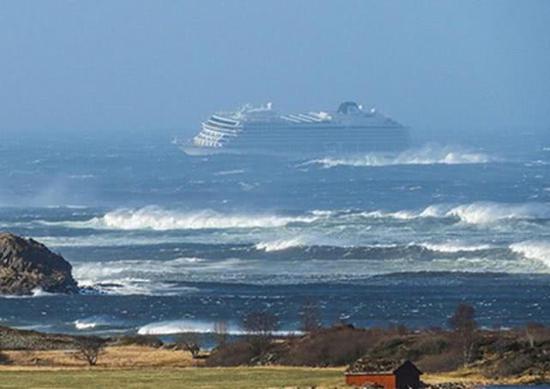图片：“挪威天空”号在风浪中挣扎，险些被掀翻或者是被冲上暗礁。