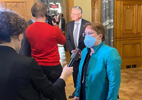 “不摘掉就出去！” 瑞士议员因戴口罩竟被逐出