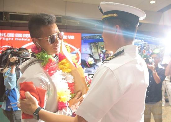 台军最新英雄出炉仪仗兵在美表演操枪获奖图