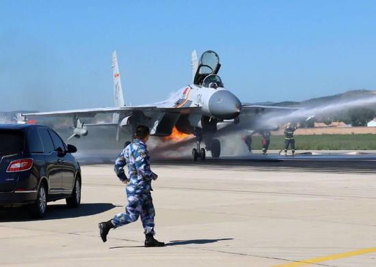 歼15正常执行反舰任务,挂载2发鹰击83导弹,和2中2近,很大材小用而且