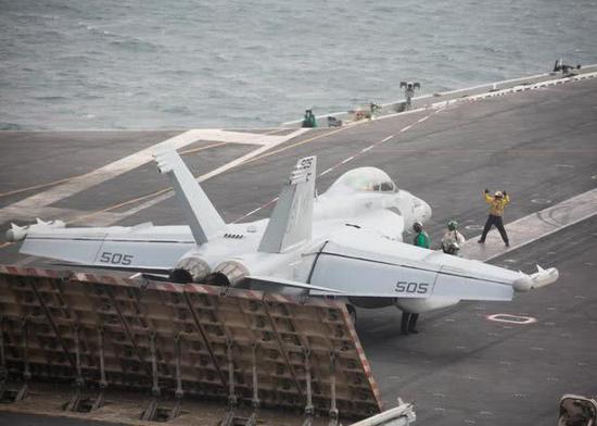 6月20日美国海军航空兵EA-18G“咆哮者”电子战飞机从“林肯”号航母上起飞
