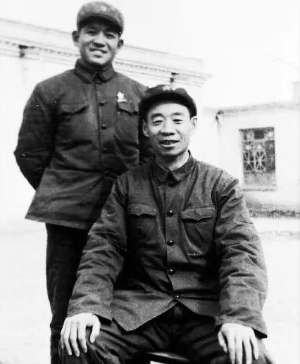 贺景富(前)和警卫员。