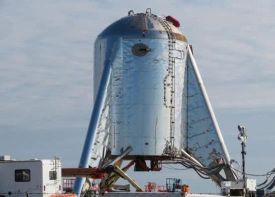 图为“猛禽”液氧甲烷引擎已经到位的“StarShip”垂直起降测试机。