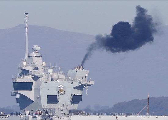 口黑烟喷吐的很有"意境"啊,让笔者突然想到了"阿拉丁神灯"冒烟的画面