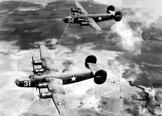 美军B24轰炸机