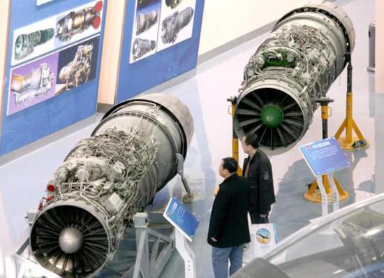 （航展上的左边为AL-31F发动机右边为涡扇-10）