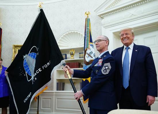 特朗普展示美国太空军军旗 图自法新社