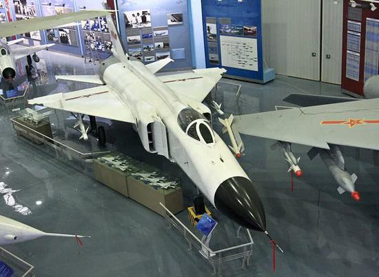 中国歼8fr侦察机钻大厦不务正业其实是必练科目