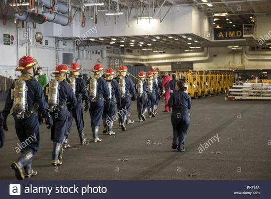 上百名水兵感染后 这位美航母舰长为何公开建议