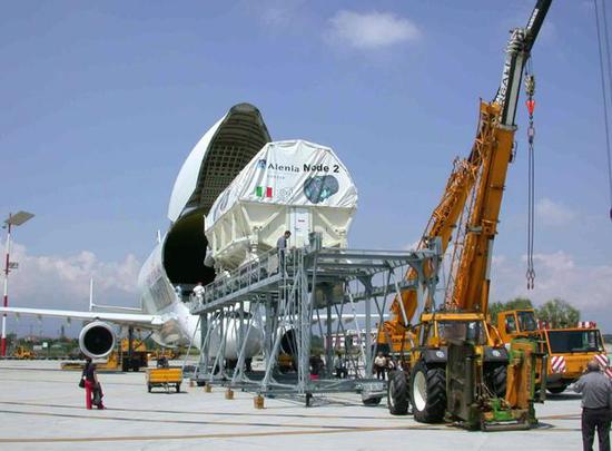 图为由“超白鲸”运输机运往美国的，由意大利制造的空间站节点舱。