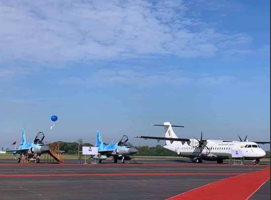 右为意法联合制造的ATR-42 2600中型运输机