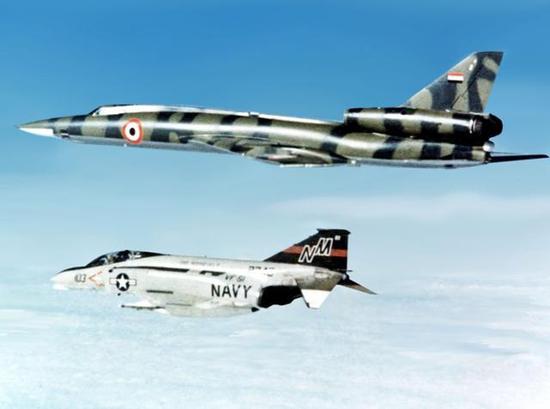 图为和美国空军并驾齐驱的利比亚图-22"眼罩"轰炸机(摄于70年代).