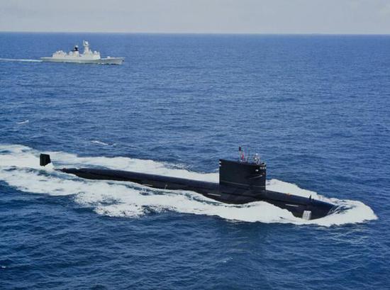 图片：在印度洋上航行的093型攻击核潜艇。