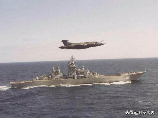 冷战时期，英国掠夺者攻击机超低空飞跃苏联基洛夫级核动力巡洋舰。