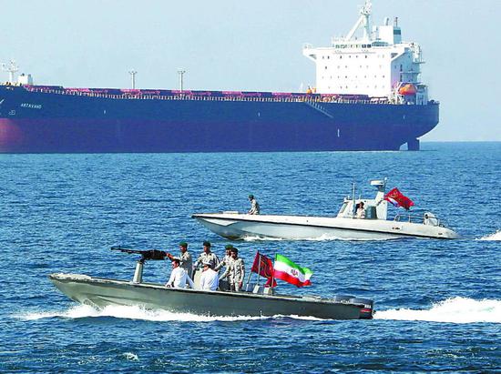 伊朗快艇在波斯湾（资料图）