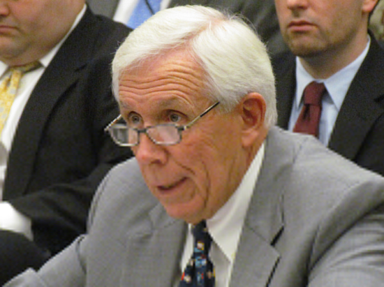 [沃尔夫条款的提出者弗兰克·沃尔夫]在这样的情况下,《在太空中保护