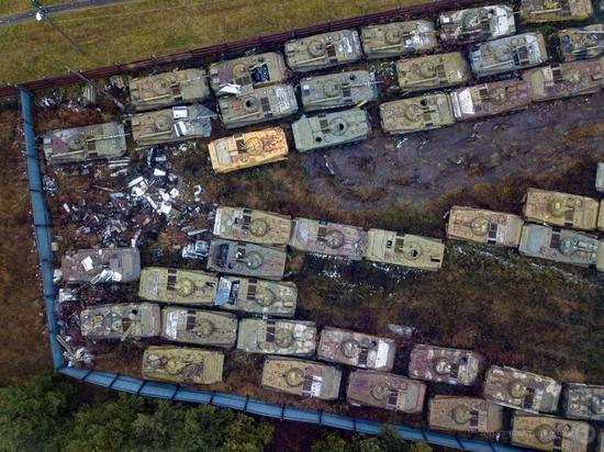 图片：上帝视角的坦克坟场还是很壮观的，这些车辆都是无法再使用的僵尸战车。