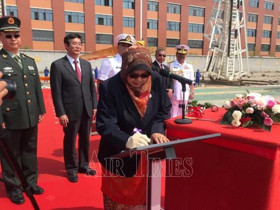 马来西亚国防部部长夫人诺曼女士为首舰命名 图丨航空时报新闻网