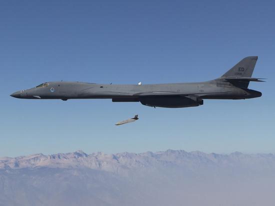 图片：B-1B投掷AGM-158