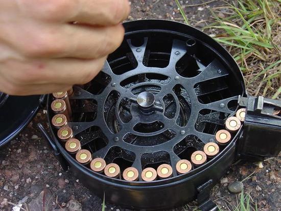 其弹鼓安装了涡卷簧来带动拨轮将子弹全部送出,相比于苏联rpk的弹鼓