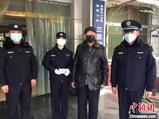 湖北八旬老兵步行三公里捐赠万元：给民警买防