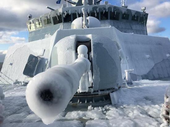 北约军舰硬闯俄北极军港示威 无奈全身结冰只能