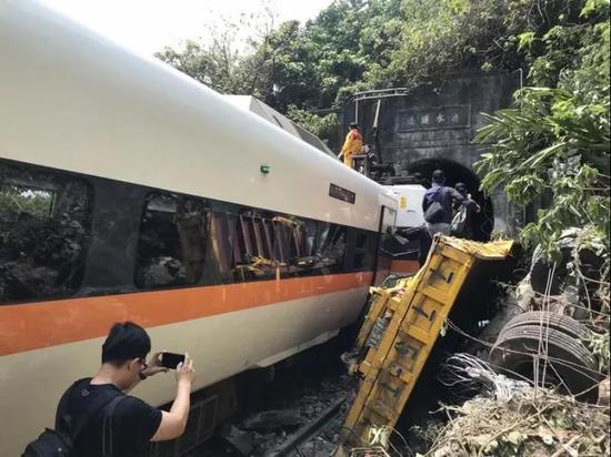 资料图：台铁脱轨事故现场