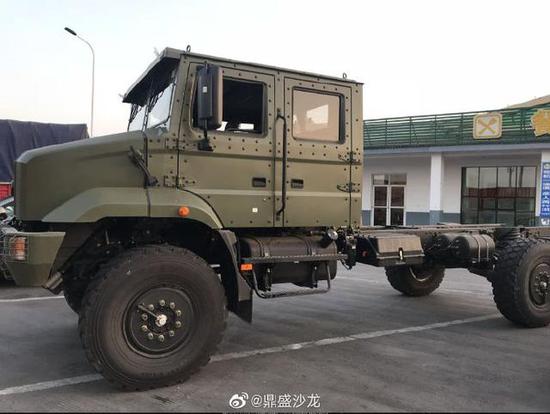 我军新型122卡车炮疑似亮相开训仪式 采用4x4底盘|卡车炮|解放军_新浪