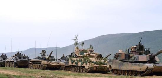 图为和保加利亚陆军合练的美国陆军（右侧）装甲部队。前者仍使用苏制装备。