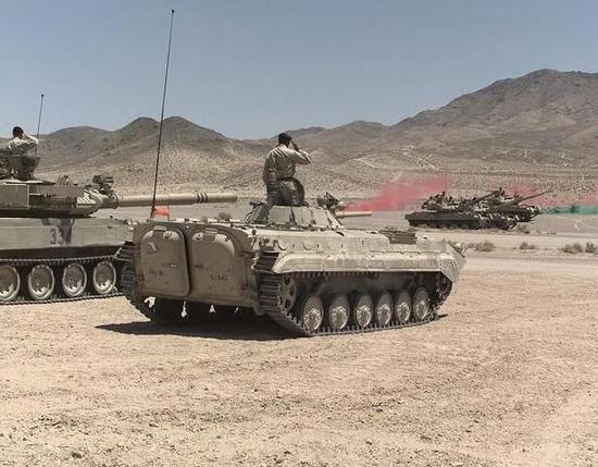 图为第11装甲骑兵团装备的正品bmp-1步兵战车,左侧和远处是模仿t-80