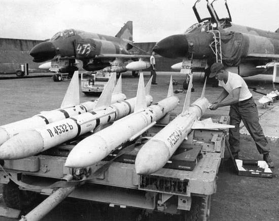 图片：1966年，驻金兰湾机场美军F-4C战机前面的AIM-7E