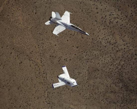 X-45无人机和伴飞的F\A-18D大黄蜂战斗机